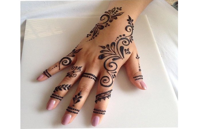 Simple Mehndi Design with Swirls and Spirals