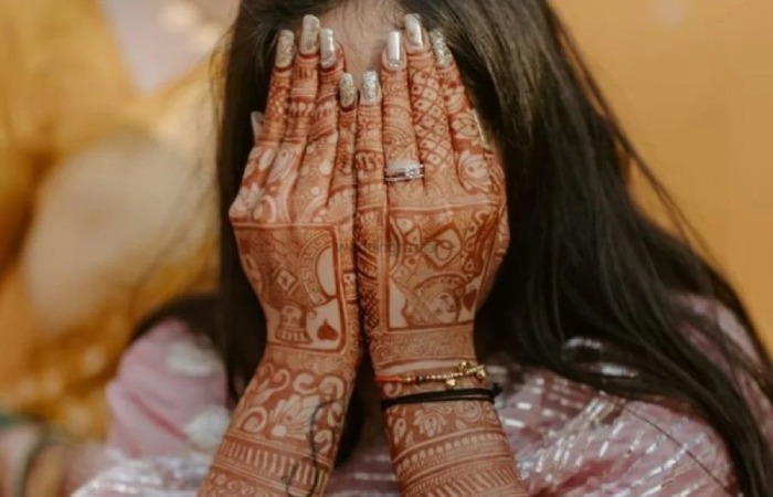 Queen and King Cards Engagement Mehndi Ring Design (1)