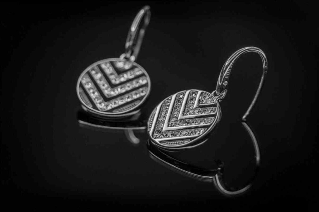 Accessories that will make you glow – Super stylish pendants & fancy earrings